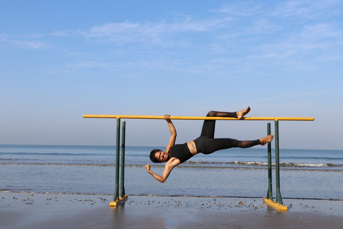 Back lever on beach parallel bars, Goa